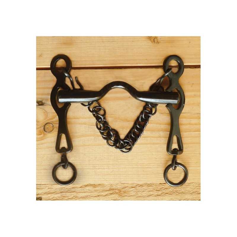 Freio metálico brilhante com corrente sobre madeira clara