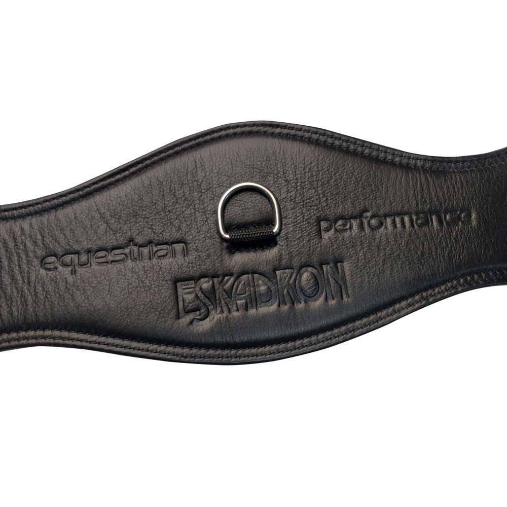 Correia preta de pele com relevo e argola metálica para equipamento equestre