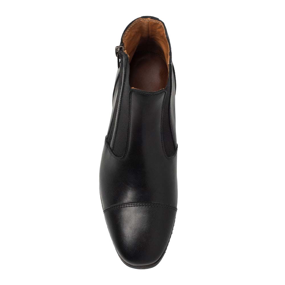 Sapato preto de couro com fecho lateral visto de cima