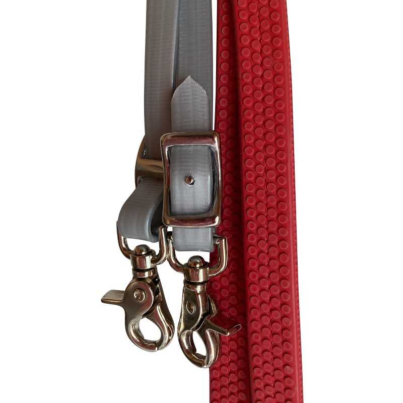 Duas trelas para animais, uma vermelha texturizada e outra cinza com fecho metálico