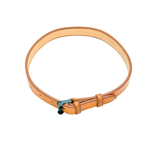 Cinto de pele castanha clara com fivela metálica preta e ajuste por ilhós