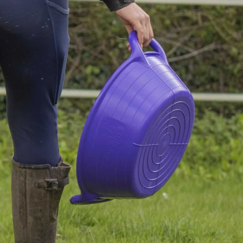 Balde plástico roxo com pega em ambiente exterior