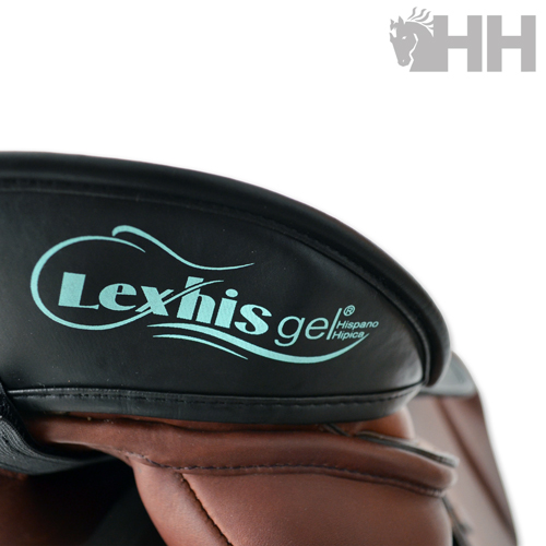 Detalhe de sela de cavalo em couro castanho e preto com inscrição 'Lexhis gel Hispano Hípica'