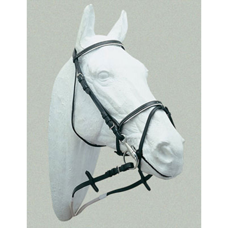 Cabezada preta em escultura branca de cavalo