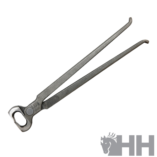 Pinça de ferro forjado cinza com ponta curva e chata sobre fundo branco