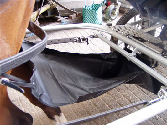 Suporte metálico com tecido preto numa estrutura ao lado de roda de bicicleta.