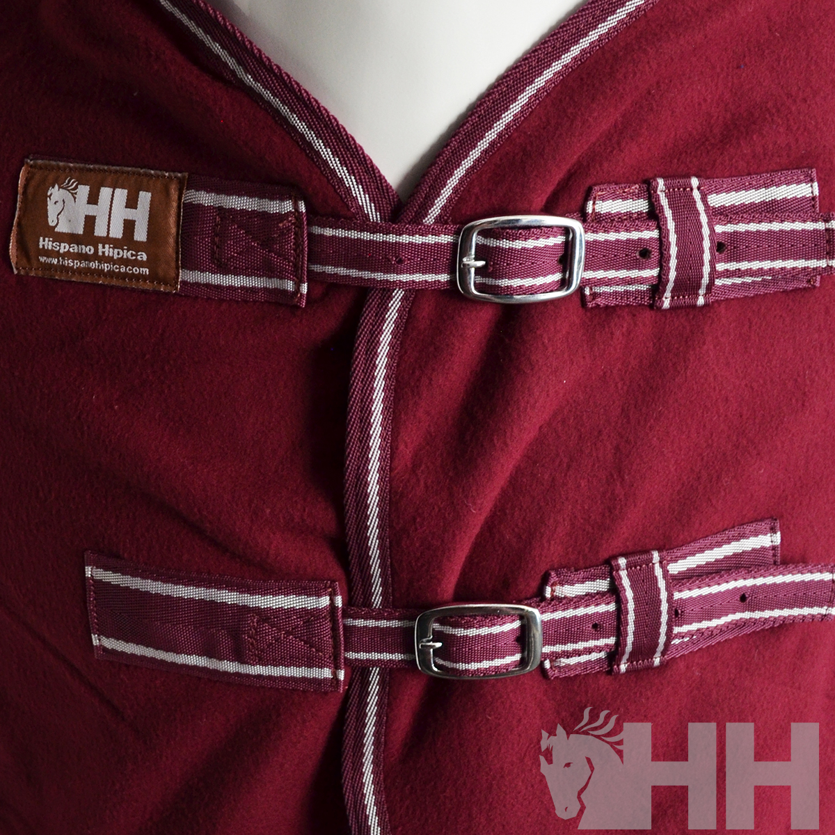 Manta vermelha para cavalo com fivelas e etiqueta Hispano Hípica