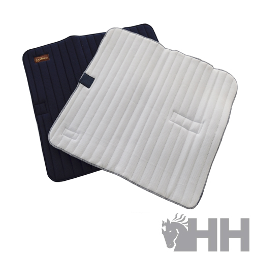 Duas almofadas acolchoadas, uma branca e outra azul escura, com riscas verticais