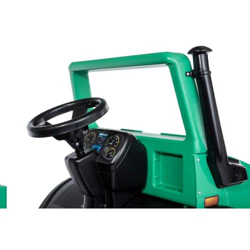 Volante preto e painel de trator verde em fundo branco