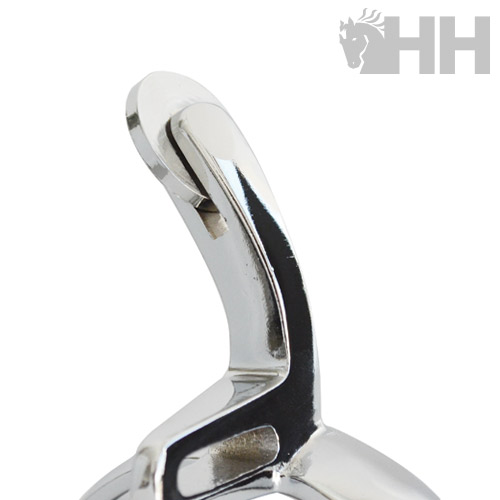 Gancho metálico prateado com superfície brilhante e design curvo