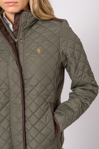 Casaco acolchoado verde-oliva com detalhes castanhos e logótipo amarelo.