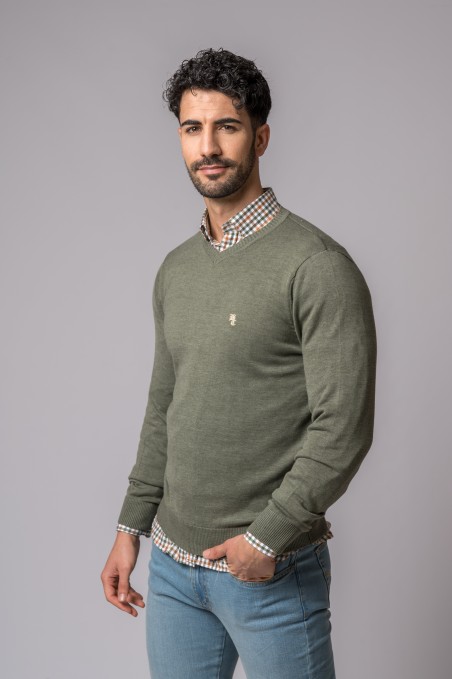 Homem com camisola verde e camisa xadrez