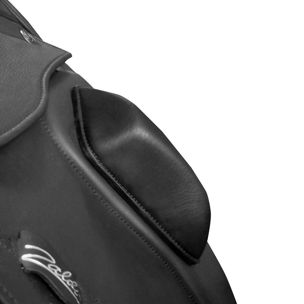 Sela de couro preto com etiqueta Zaloo