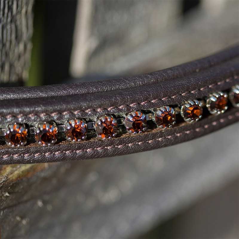 Correia de couro castanha com cristais âmbar embutidos