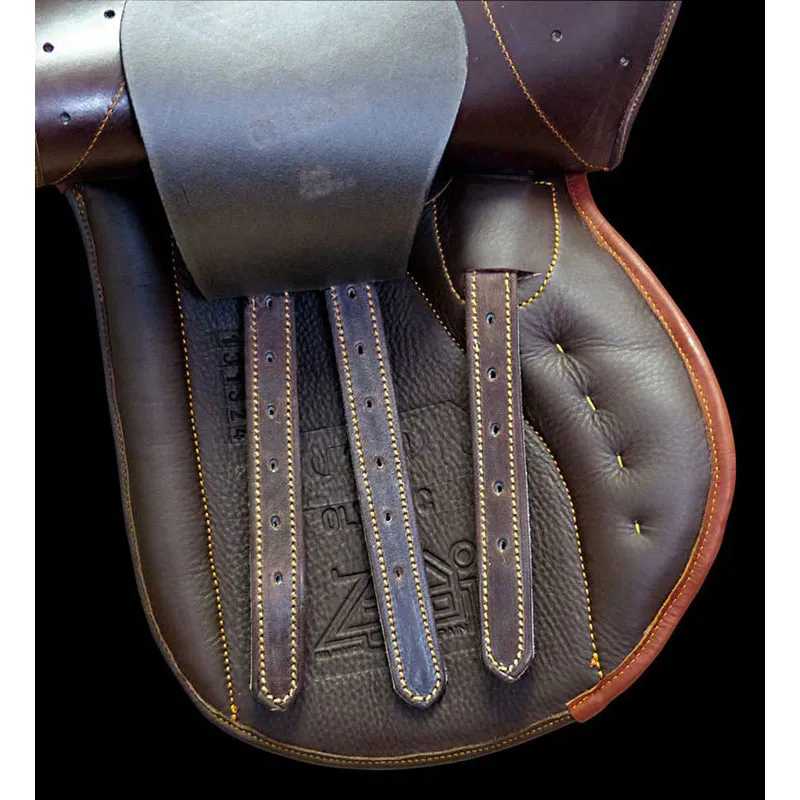 Sela de equitação em couro castanho escuro com tiras e costuras amarelas
