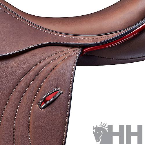 Sela de montar castanha com detalhes vermelhos e costuras brancas em fundo branco com logótipo HH