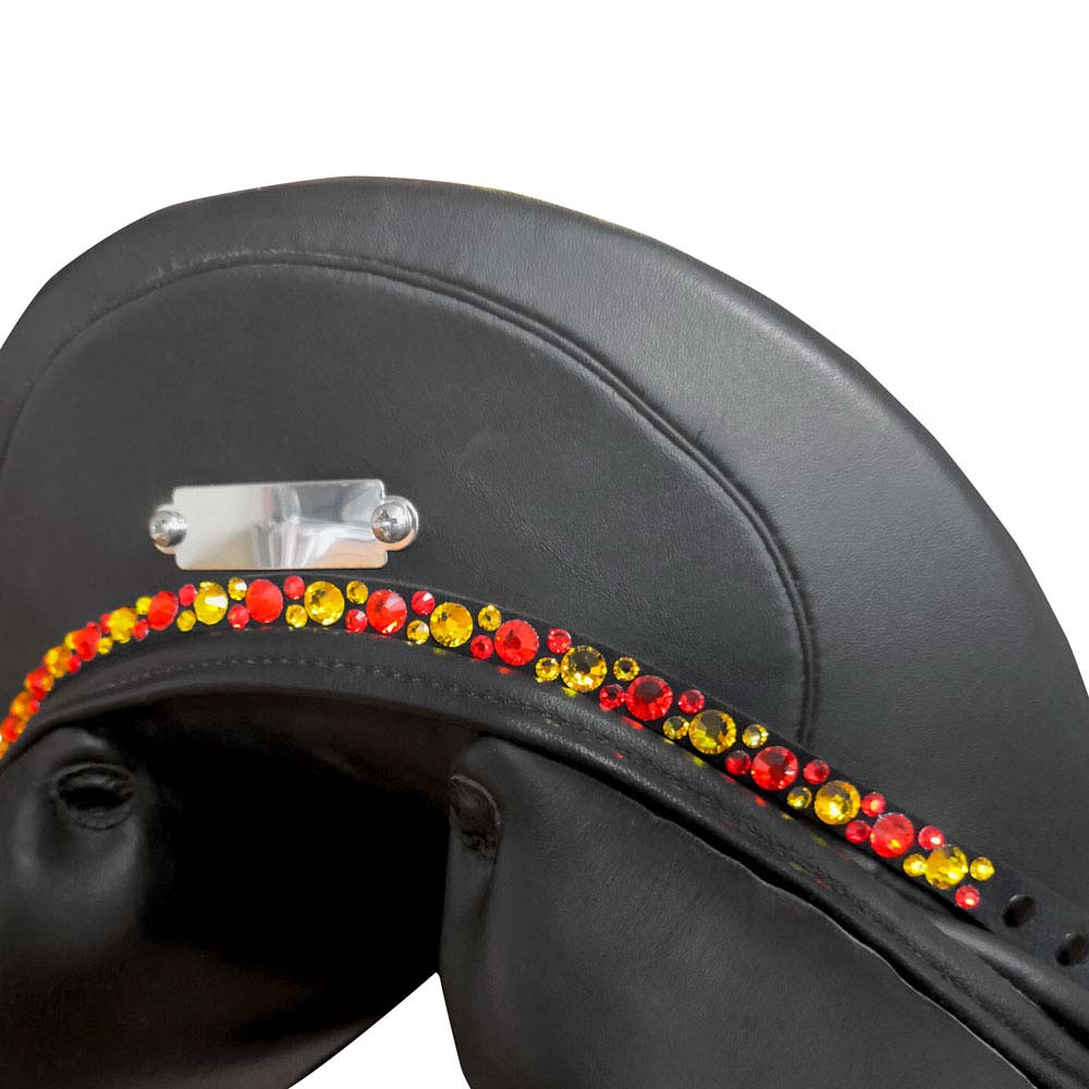 Capacete de equitação preto com pedras vermelhas e amarelas decorativas e visor metálico prateado
