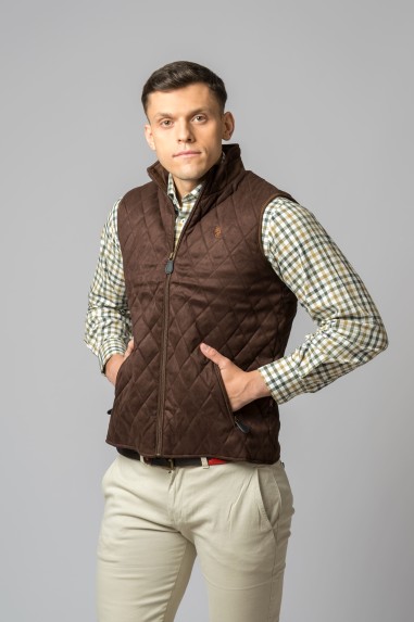 Colete acolchoado castanho com camisa xadrez e calças bege claro