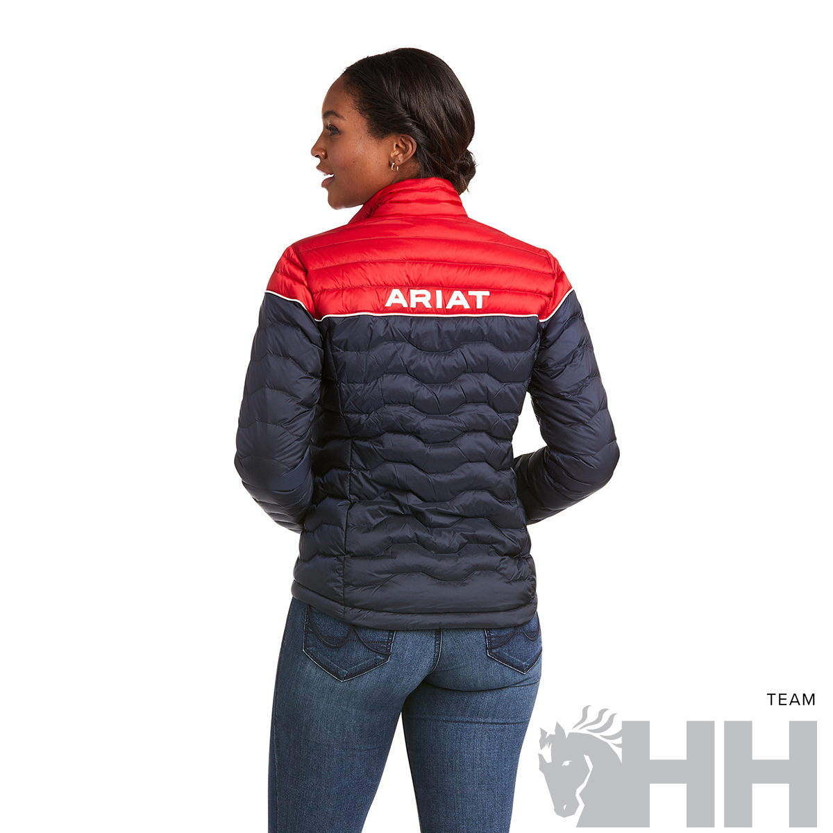 Casaco acolchoado vermelho e azul escuro com texto ARIAT na parte de trás