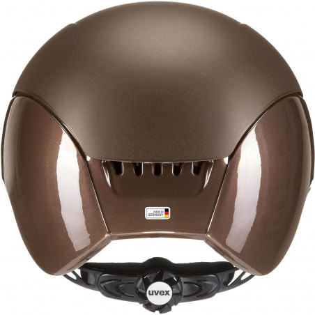 Capacete castanho mate e brilhante com etiqueta MADE IN GERMANY e fecho uvex.