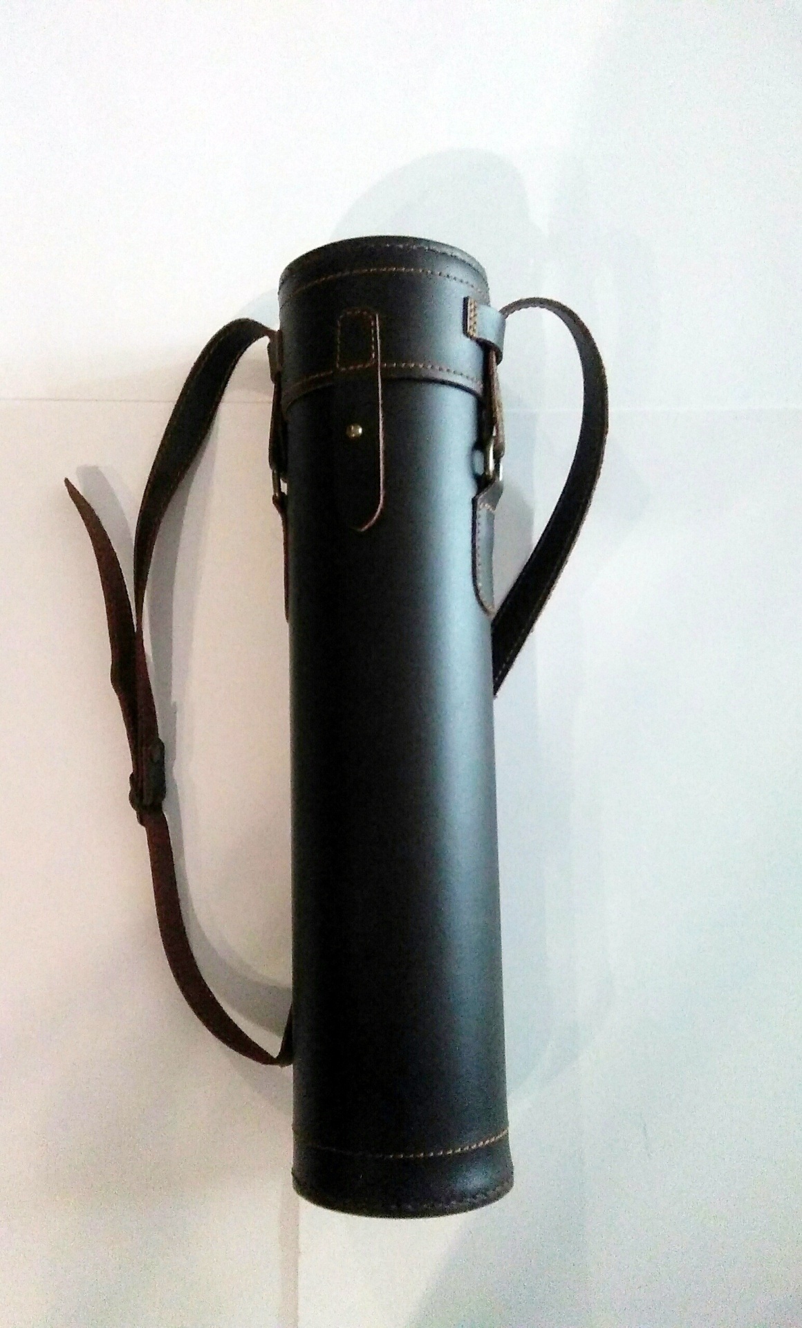 Estojo cilíndrico em couro preto com alça castanha