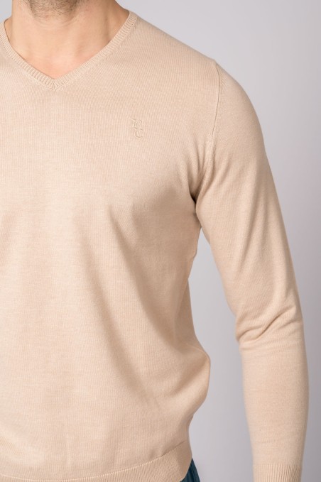 Camisola bege de malha com gola em V e logo bordado no peito