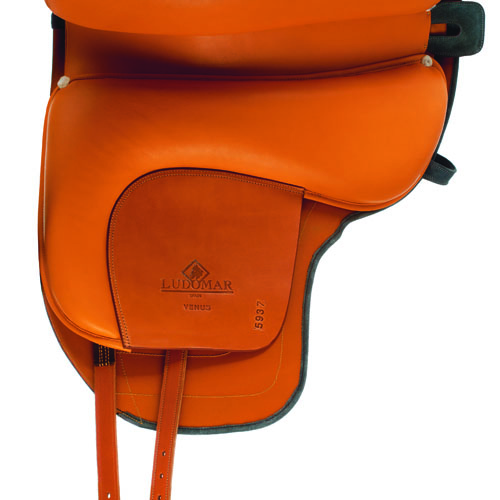 Sela de equitação em couro laranja com marca LUDOMAR
