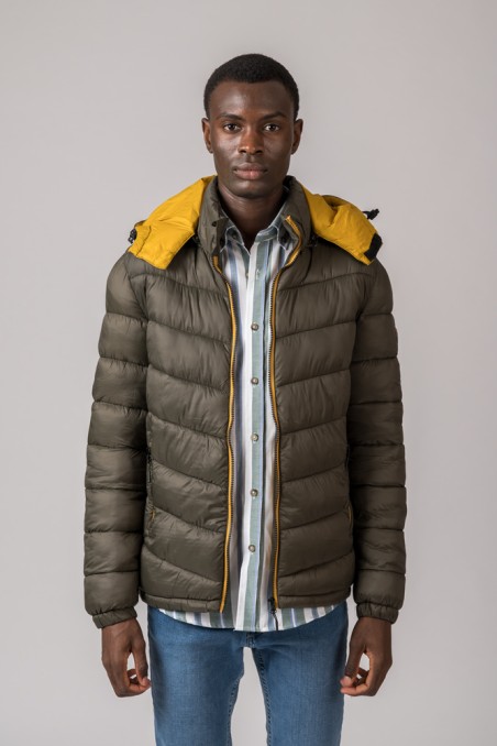 Casaco acolchoado cinza esverdeado com forro amarelo na gola e camisa às riscas azul e branco