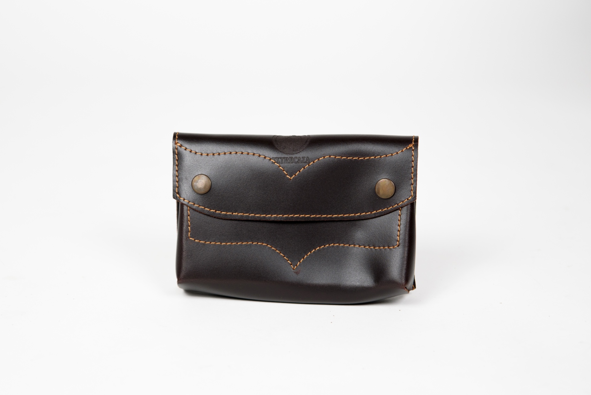 Carteira pequena em pele castanha escura com costuras laranjas e fecho de pressão