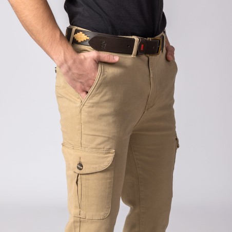 Calças cargo bege com cinto castanho e t-shirt preta.