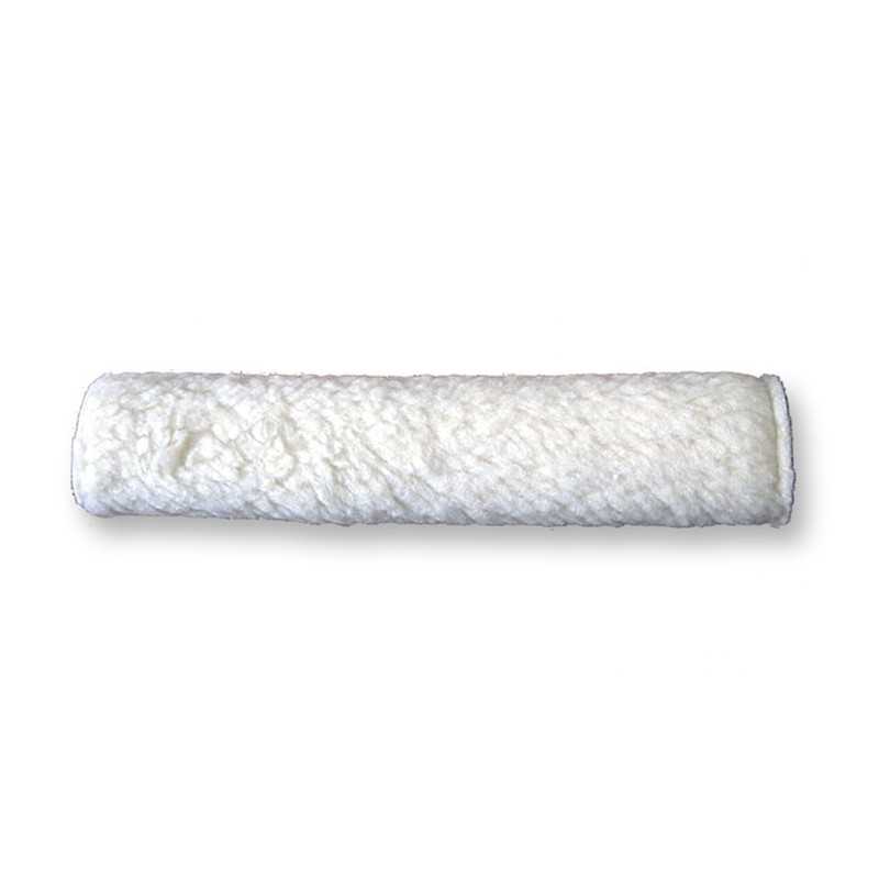 Rolo de pintura felpudo branco sobre fundo branco
