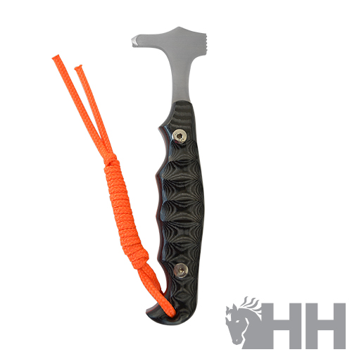 Ferramenta metálica com cabo preto e cordão laranja em fundo branco com logótipo HH