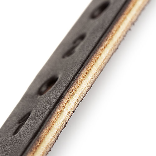 Correia de couro castanho com perfurações