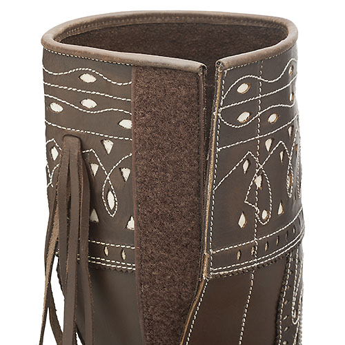 Bota castanha de couro com costuras e franjas decorativas