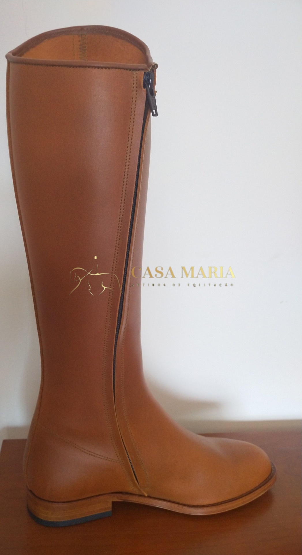 Bota de equitação castanha com fecho lateral