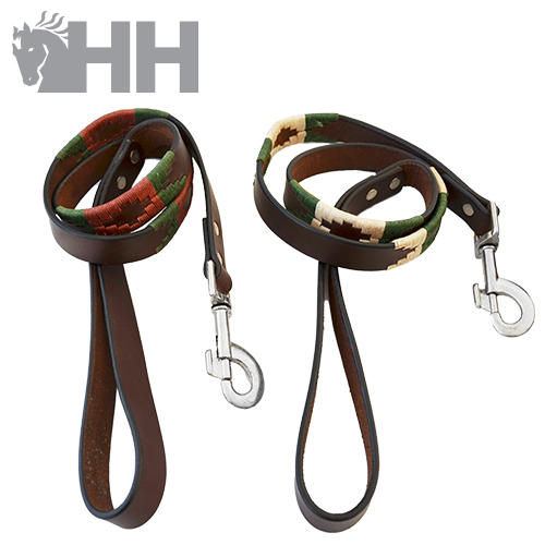 Duas trelas para cães em couro castanho com tecido estampado e ganchos metálicos