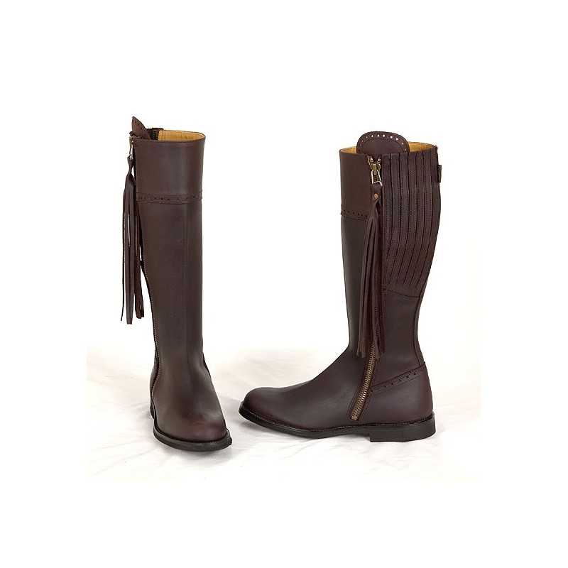 Botas altas em pele castanha com fecho e tassel