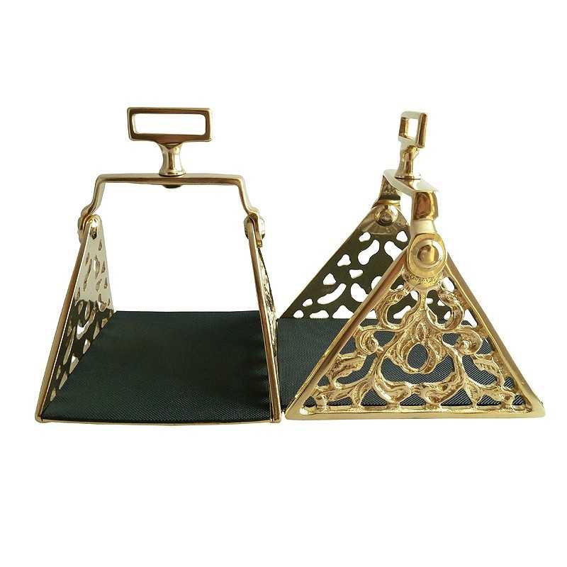 Par de estribos dourados com base preta e decoração trabalhada