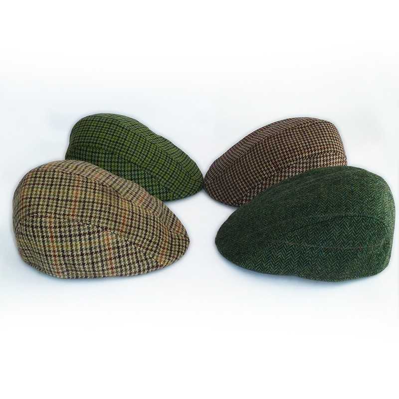 Quatro boinas com diferentes padrões e cores em fundo branco