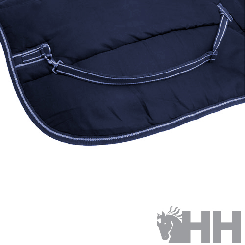 Cobertor para cavalo preto acolchoado com costuras brancas e tira ajustável