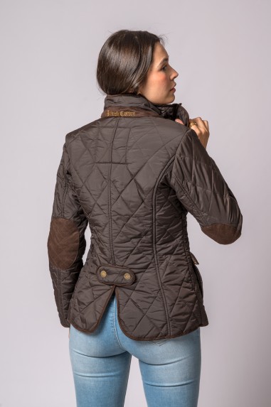 Casaco feminino matelassado castanho visto por trás com cotoveleiras e bordado no colarinho