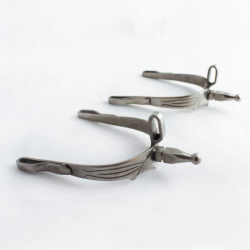 Par de esporas metálicas cinza sobre fundo branco