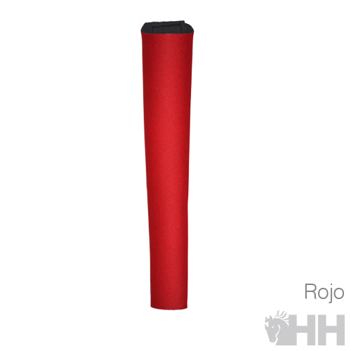 Rolinho de tecido vermelho com extremidades pretas, sobre fundo branco.