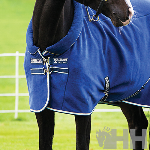 Cobertura azul escuro para cavalo com textos 'BAMBOO' e 'HORSEWARE IRELAND'