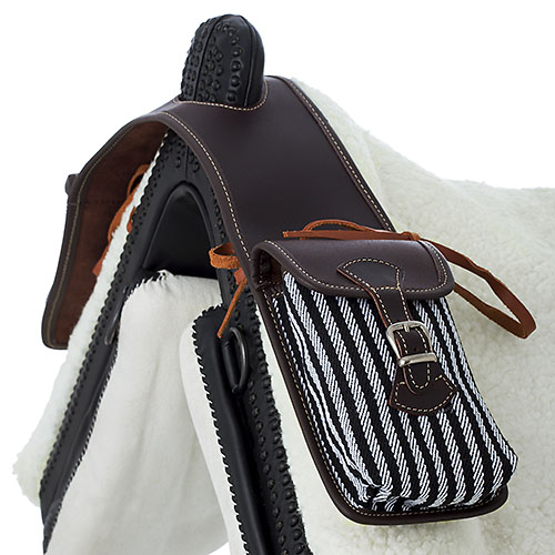 Sela com carpete branca, pele castanha e bolsa lateral às riscas