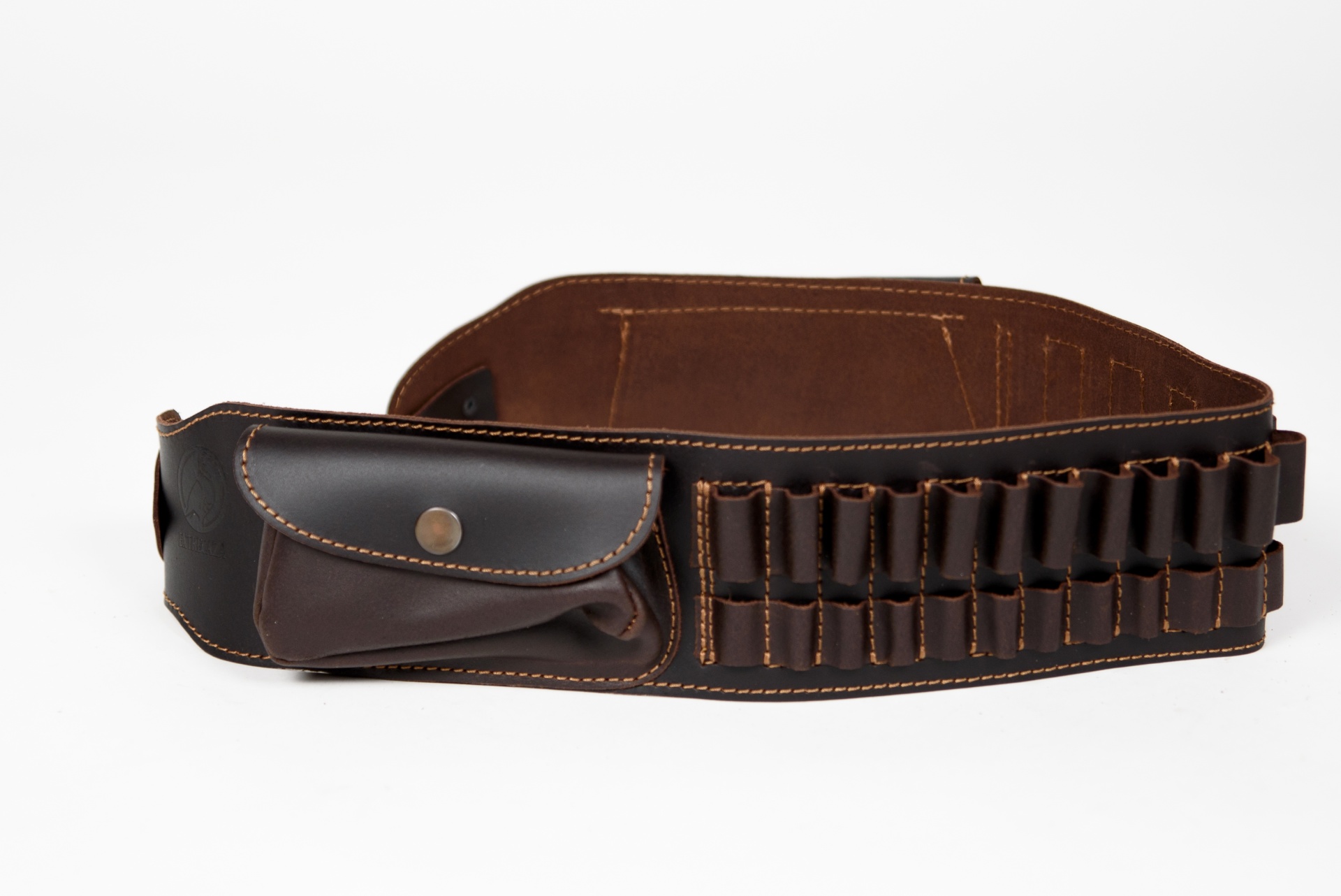 Cinturão de pele castanha com bolsa e suporte para balas