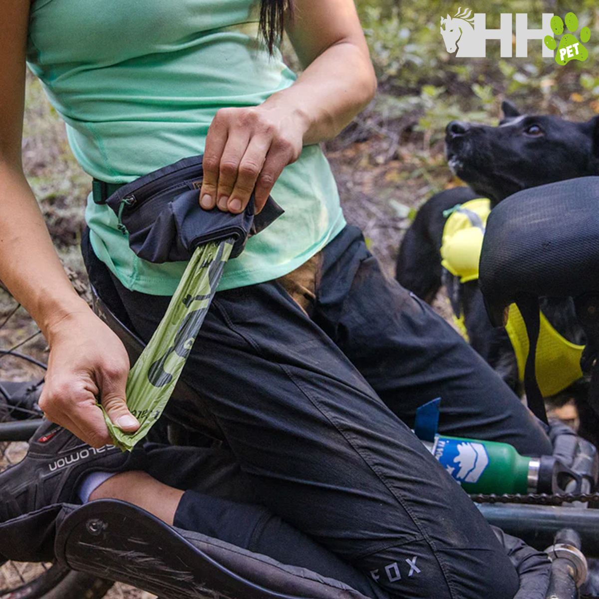 Mala preta compacta com plástico verde saindo usada por pessoa com roupa desportiva ao ar livre