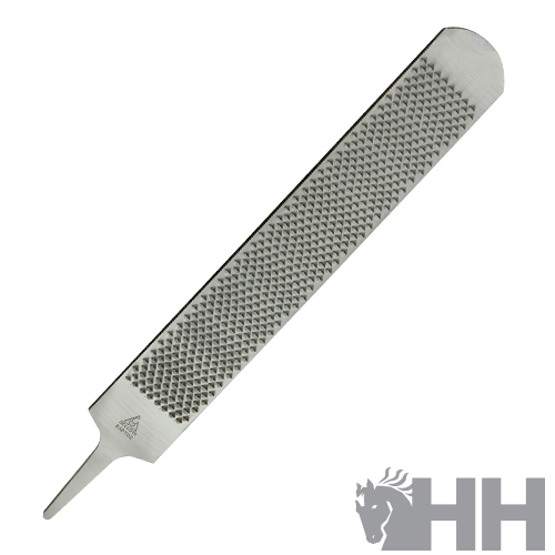 Lima de metal cinzenta com superfície serrilhada e cabo estreito