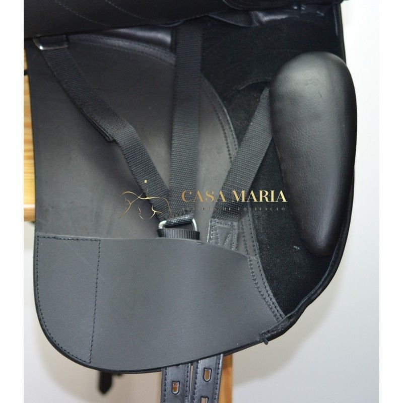 Sela de equitação preta com alças e enchimento acolchoado