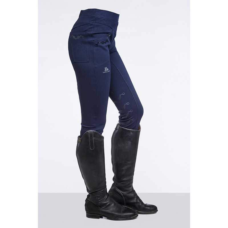Leggings azuis escuras com bordados e botas pretas de couro até ao joelho